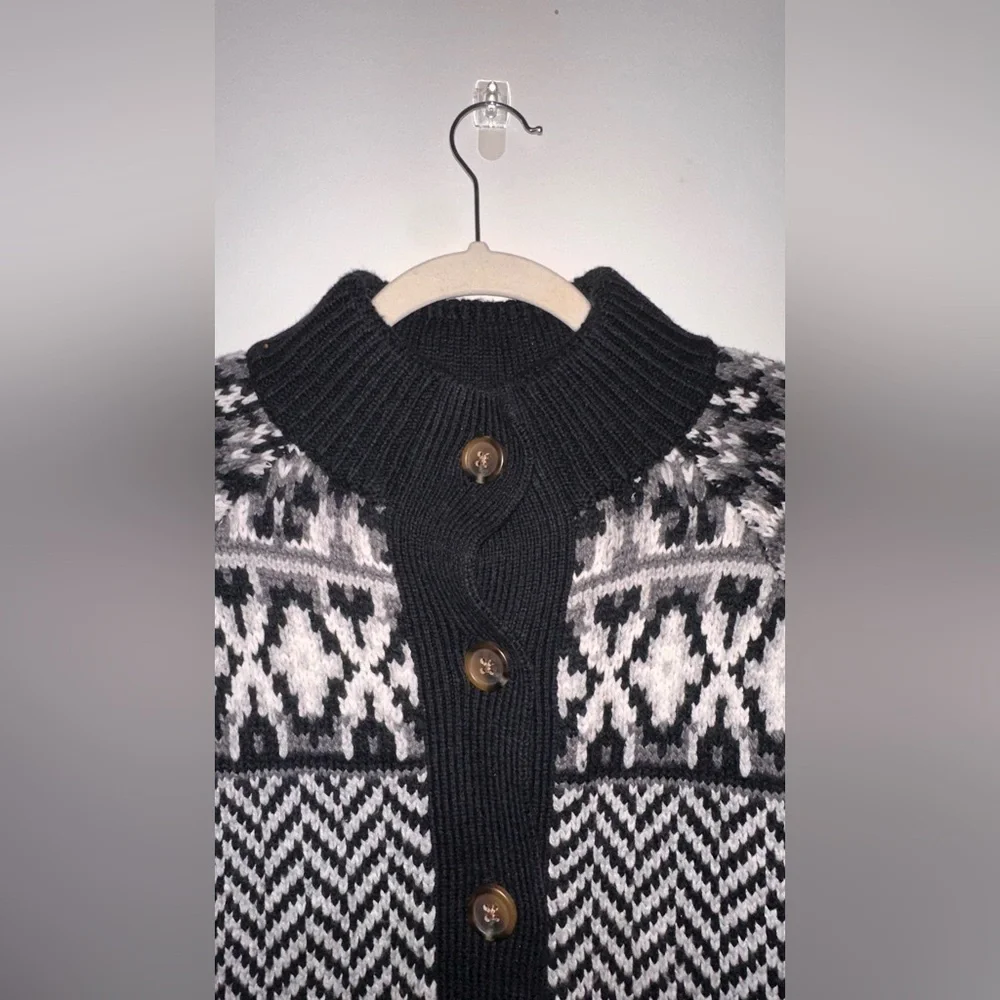 Women’s Black and White Patterned Sweater NWOT